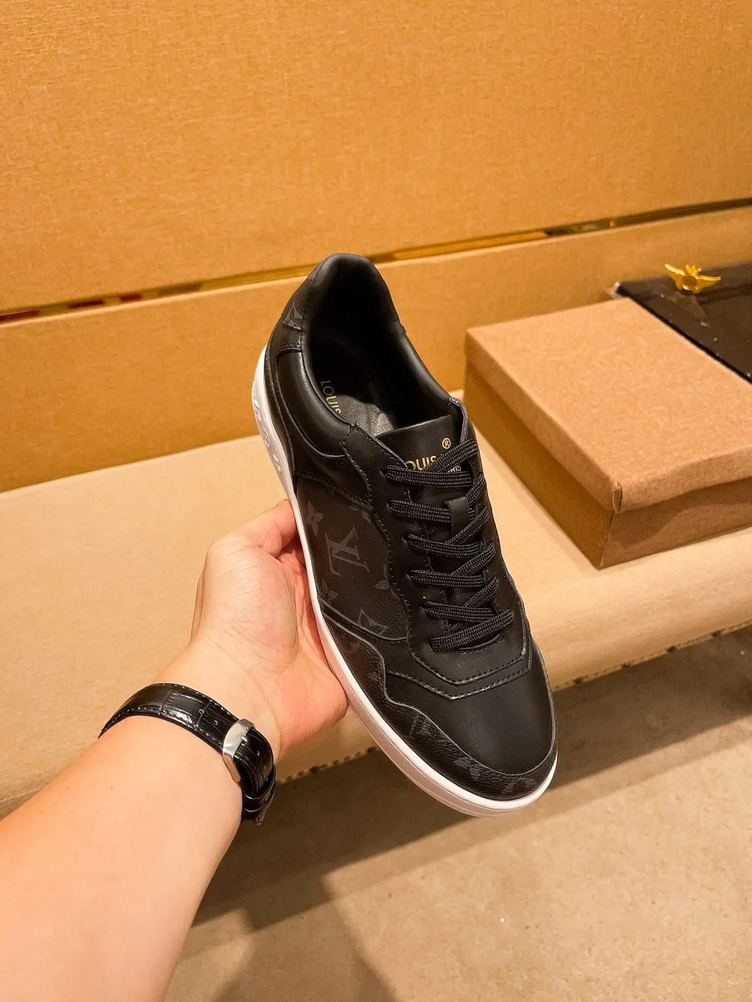 Men's shoes💰 400💰[LV]🔥Louis Vuitton, high-end men's shoes brand, official website 1:1 latest masterpiece: the upper is made of Italian imported first-layer cowhide with a comfortable and breathable lining➕original non-slip and wear-resistant outsole🔥, making walking more convenient and comfortable! An exclusive new model, a stunning work, a beautiful 1:1 replica [color] compared to the official quality! Create a fashionable personality to set off your uniqueness! A must-have for trendy men! Classic🔥Size: 38-44 Color: 🔥Multiple colors available🔥